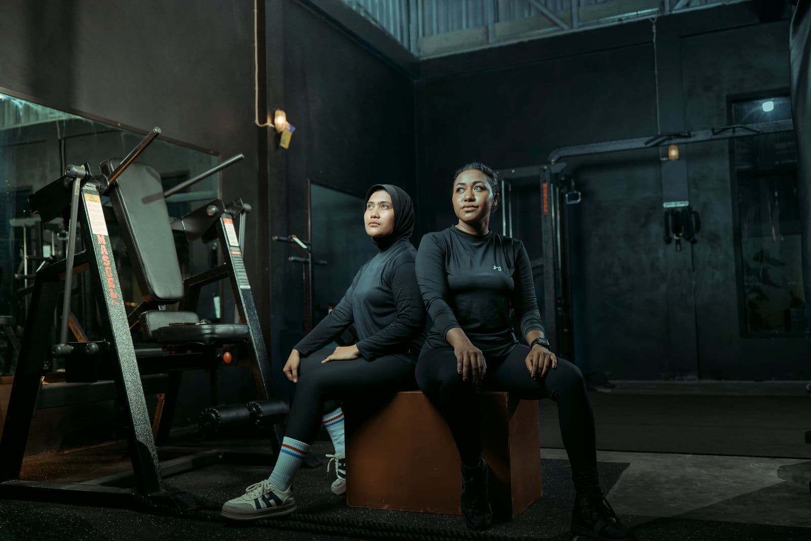 Zwei Trainierende in Sportkleidung im Studio