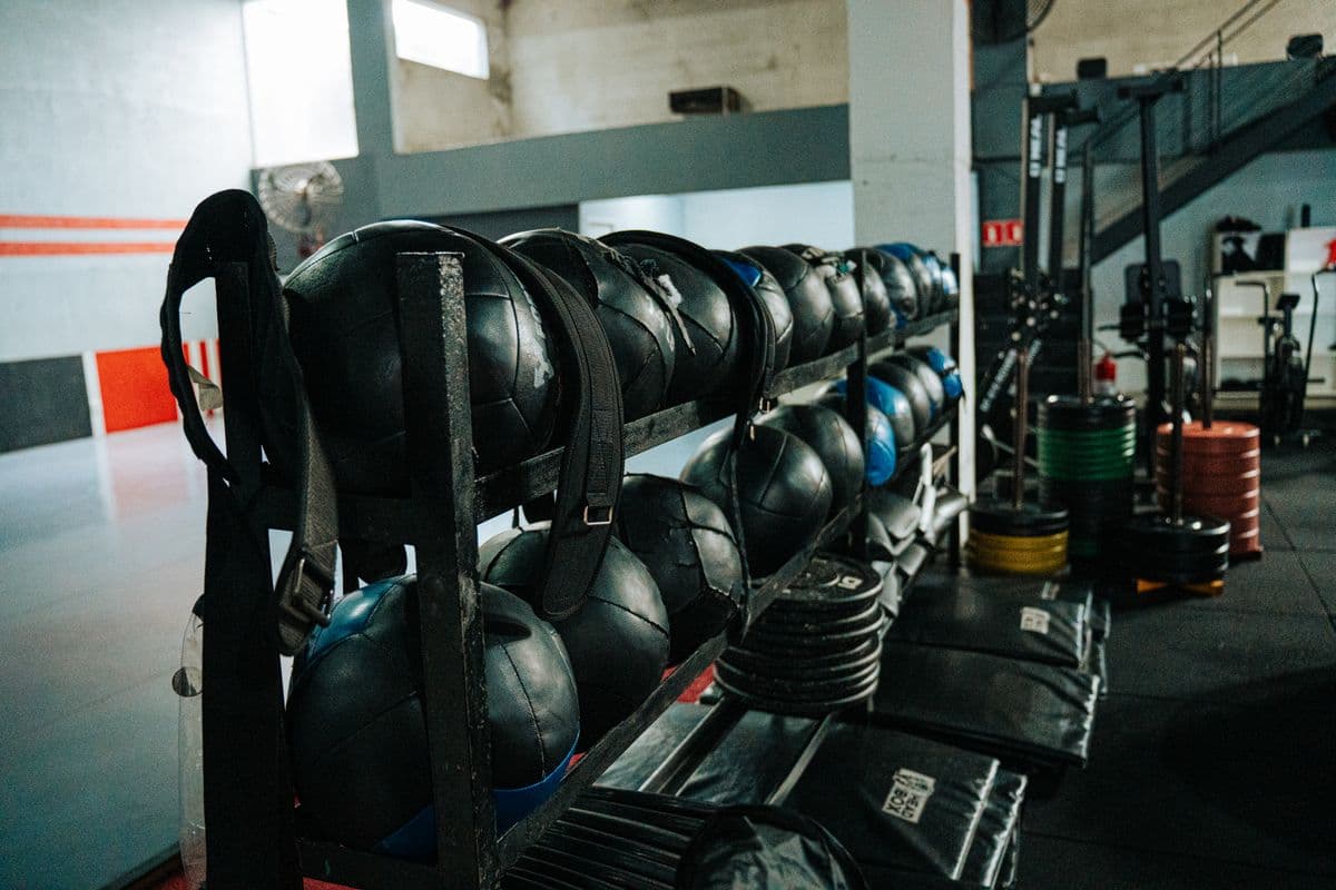 Kettlebells und Trainingsgerät im Studio
